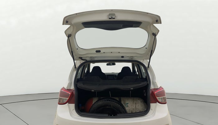 2016 Hyundai Grand i10 MAGNA AT 1.2 KAPPA VTVT, CNG, Automatic, 88,567 km, Boot Door Open