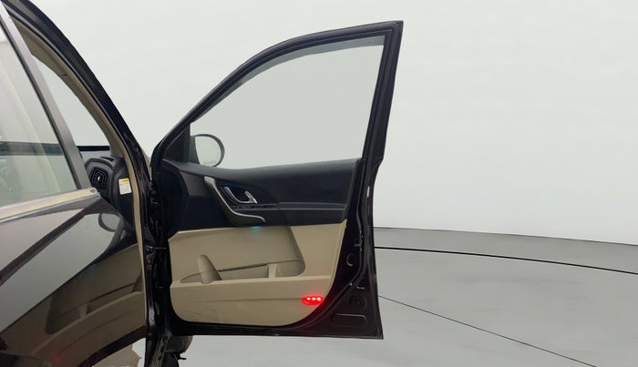 2017 Mahindra XUV500 W10 AT, Diesel, Automatic, 78,236 km, RHS Front Door