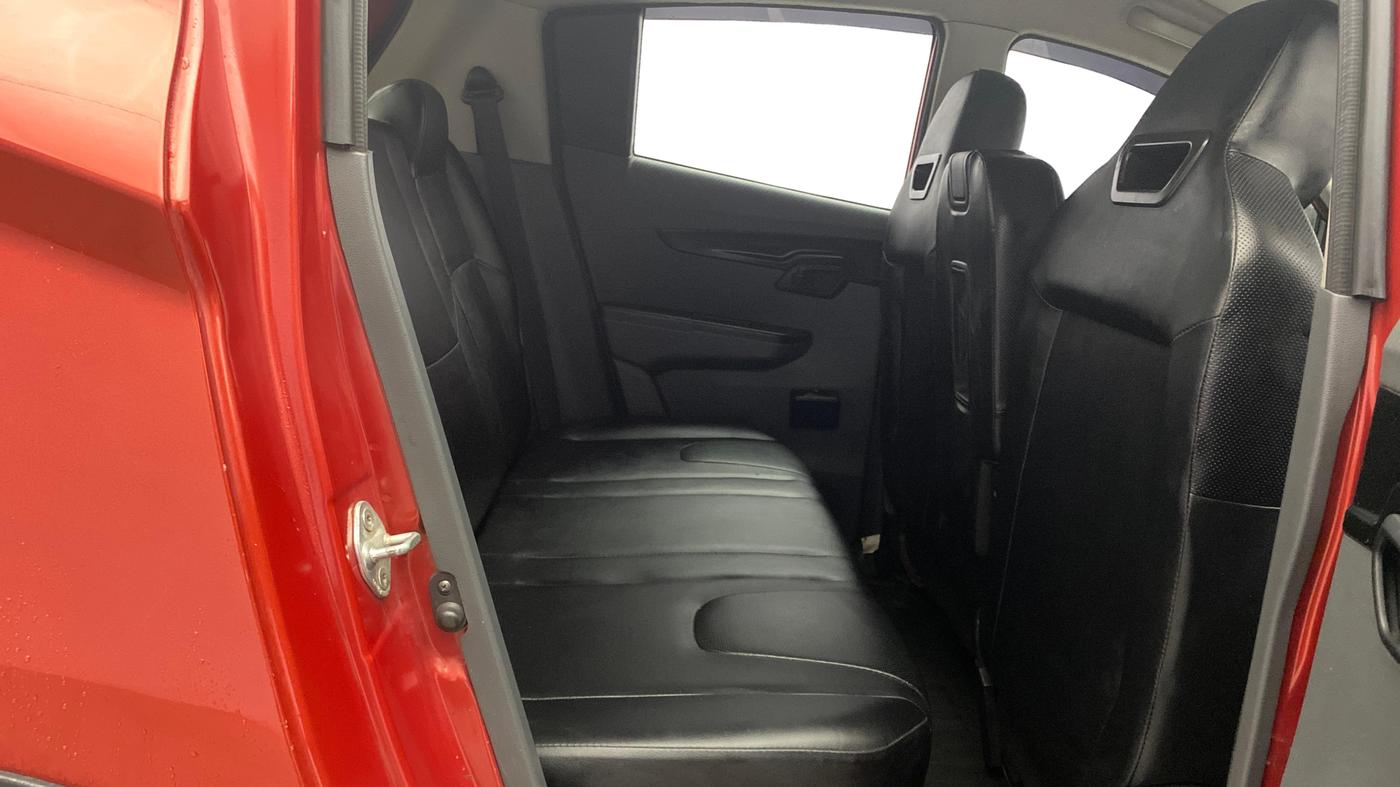 2018 Mahindra Kuv100 K8 6 STR, Petrol, Manual, 66,771 km, Right Side Rear Door Cabin