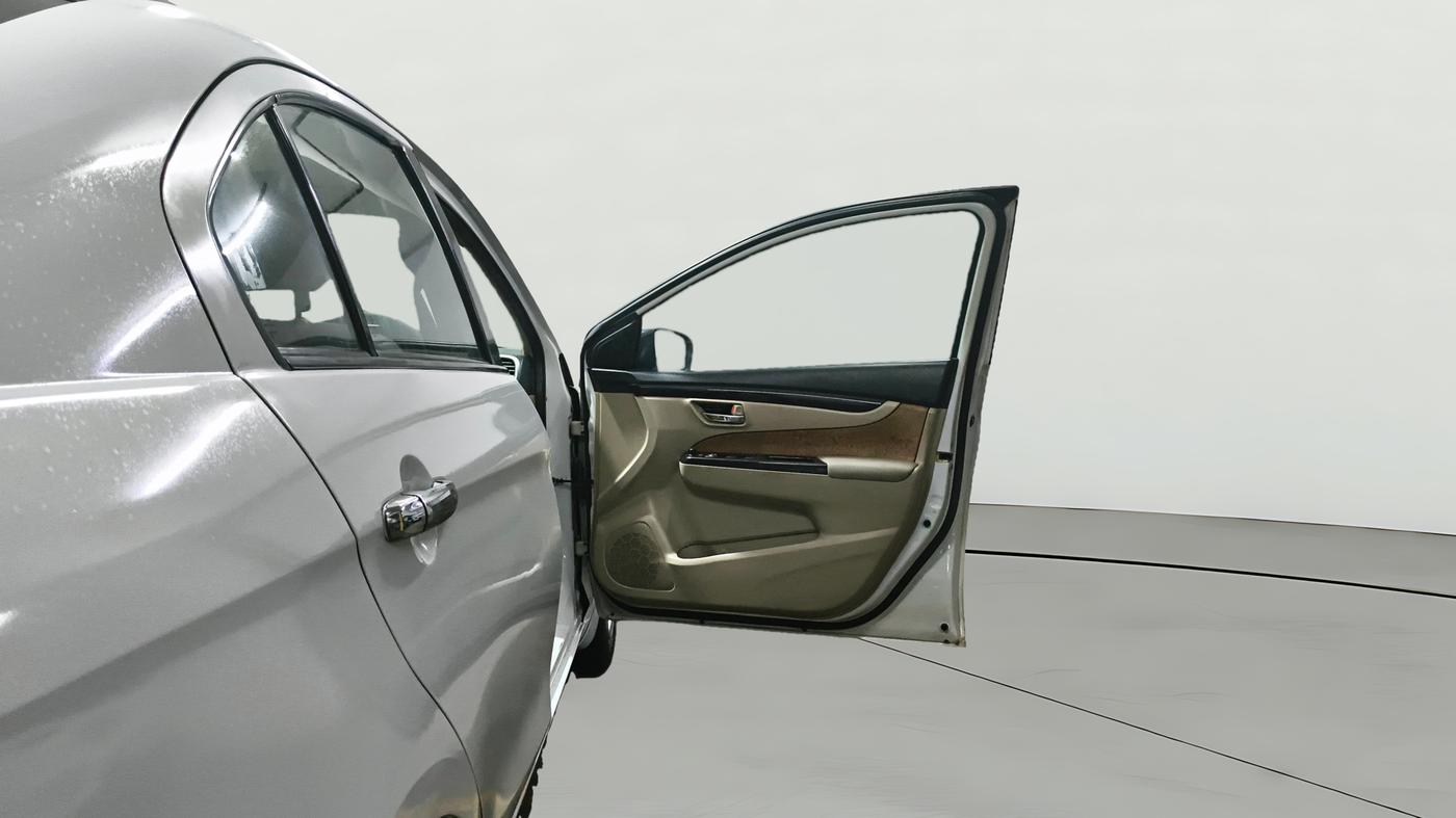 2016 Maruti Ciaz VDI+ SHVS, Diesel, Manual, 73,092 km, RHS Front Door