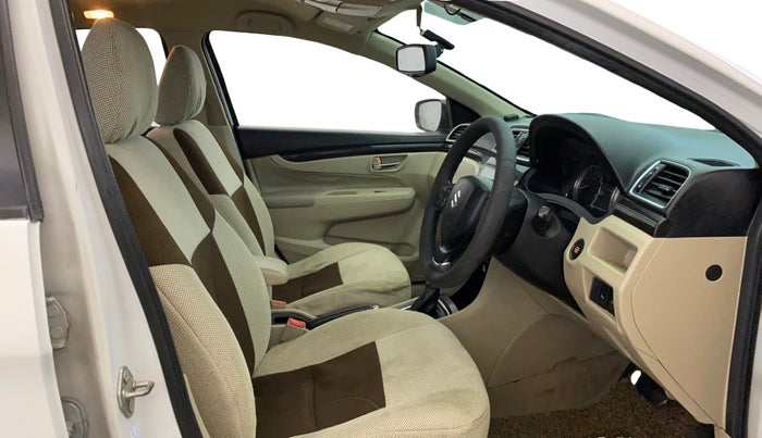 2016 Maruti Ciaz ZXI+ AT, Petrol, Automatic, 1,17,673 km, Right Side Front Door Cabin