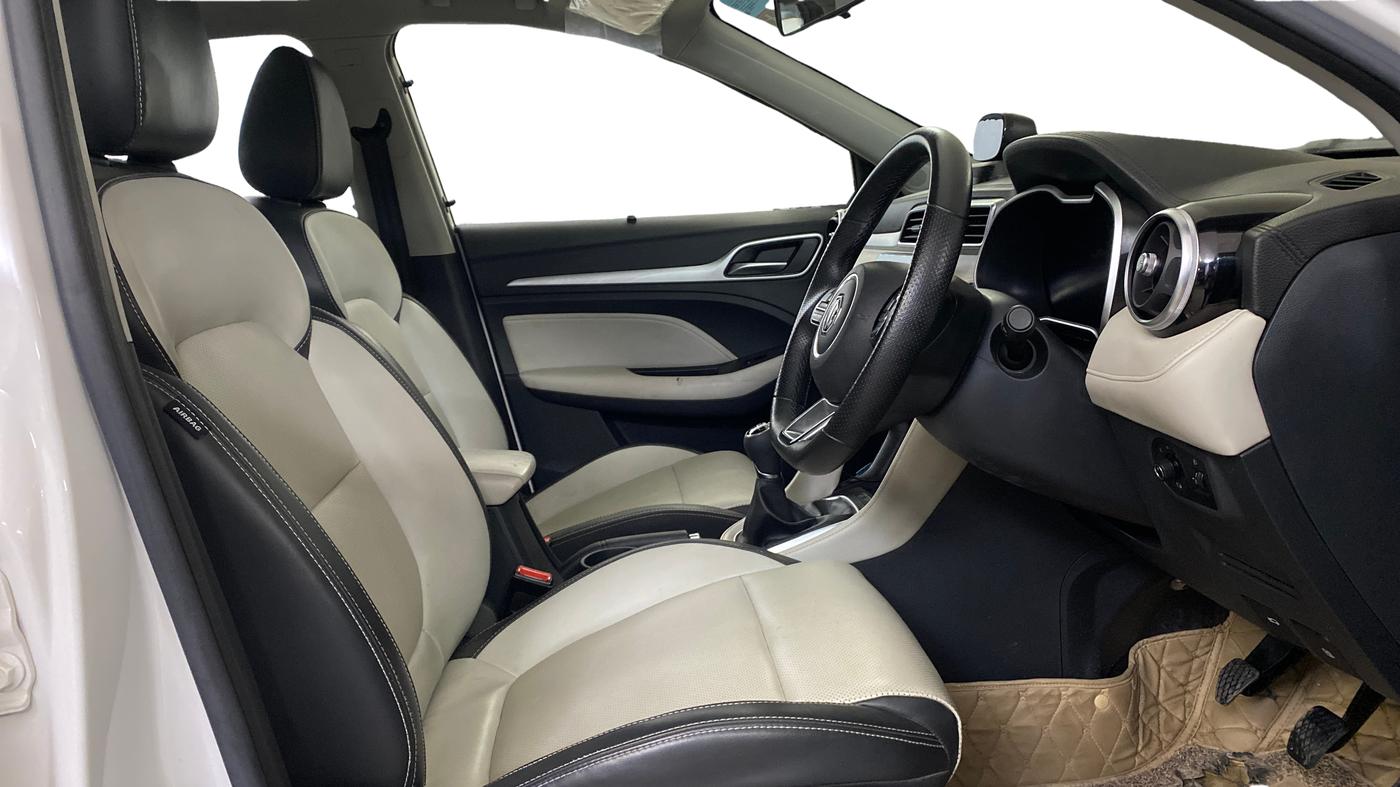 2022 MG ASTOR SHARP 1.5 MT, Petrol, Manual, 17,721 km, Right Side Front Door Cabin