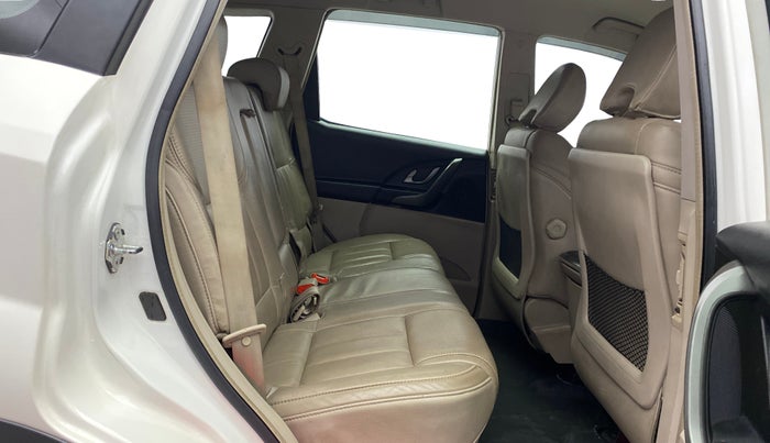 2016 Mahindra XUV500 W8, Diesel, Manual, 1,23,899 km, Right Side Rear Door Cabin
