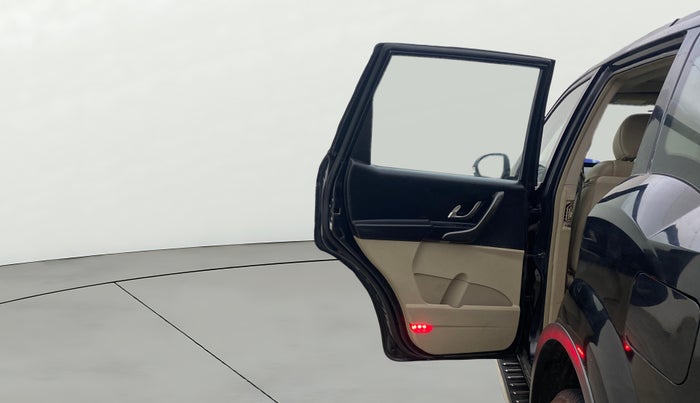 2017 Mahindra XUV500 W10 AT, Diesel, Automatic, 1,11,323 km, LHS Rear Door