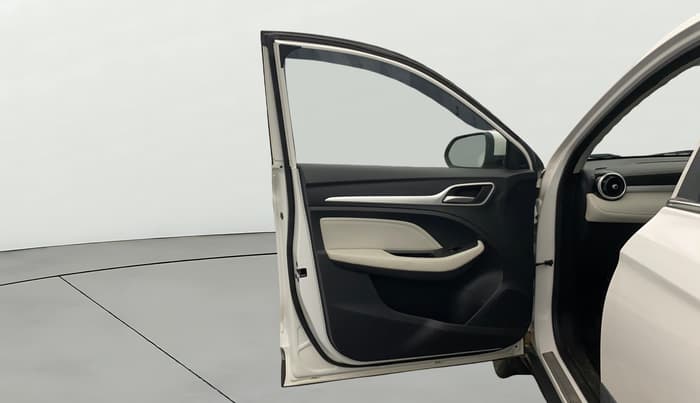 2025 MG ASTOR Select 1.5 MT (Ivory), Petrol, Manual, 4,896 km, LHS Front Door