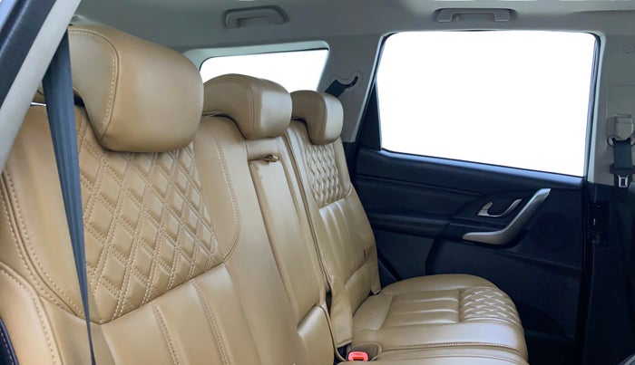 2018 Mahindra XUV500 W11 AT, Diesel, Automatic, 32,550 km, Right Side Rear Door Cabin