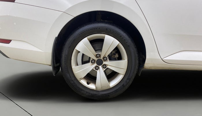 2017 Skoda Superb STYLE 1.8 TSI AT, Petrol, Automatic, 38,280 km, Right Rear Wheel