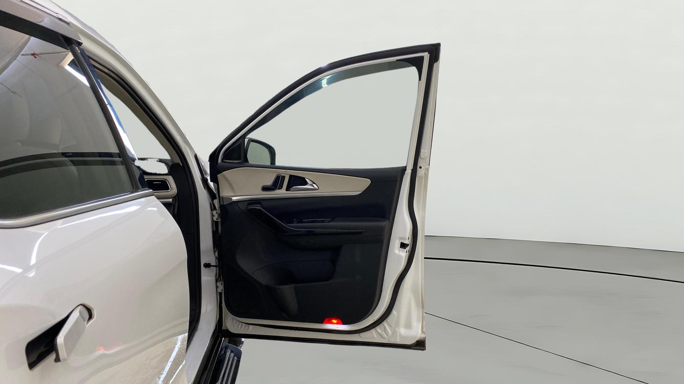 2023 Mahindra XUV700 AX 7 LUXURY P AT 7 STR, Petrol, Automatic, 33,773 km, RHS Front Door