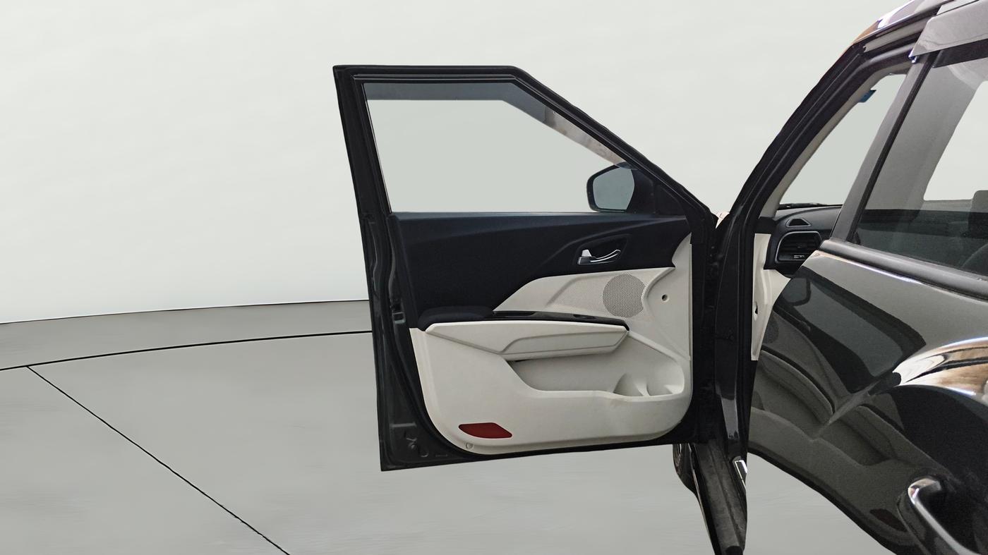 2025 Mahindra XUV 3XO AX5 1.2 L TCMPFi, Petrol, Manual, 7,039 km, LHS Front Door