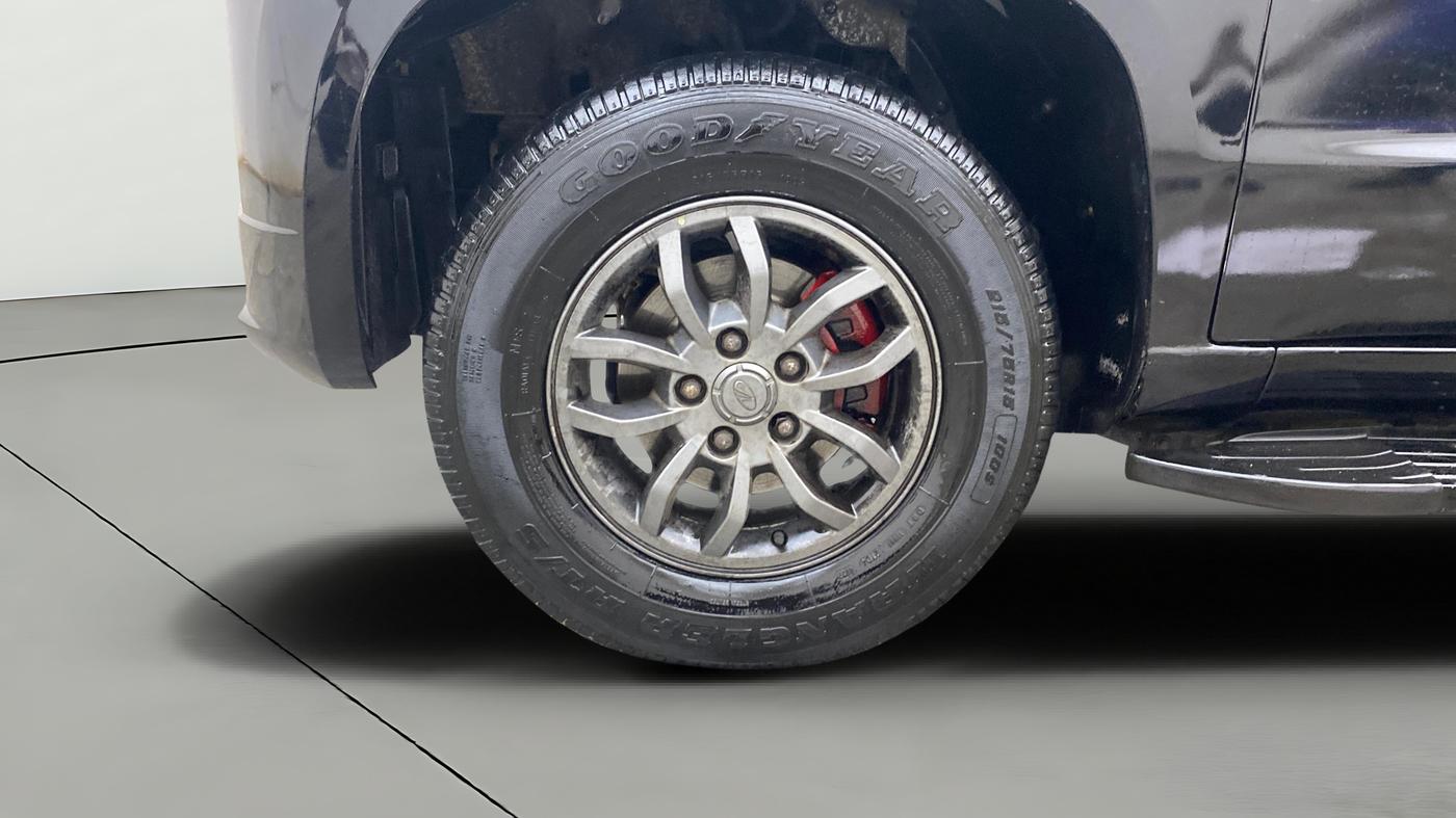 2018 Mahindra TUV300 T10 AMT, Diesel, Automatic, 1,40,664 km, Left Front Wheel