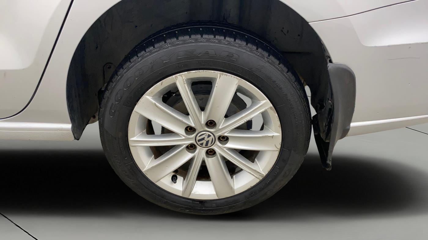 2016 Volkswagen Vento HIGHLINE PETROL AT, Petrol, Automatic, 52,937 km, Left Rear Wheel