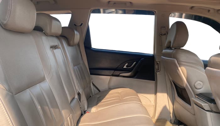 2017 Mahindra XUV500 W10 AT 1.99, Diesel, Automatic, 1,06,848 km, Right Side Rear Door Cabin