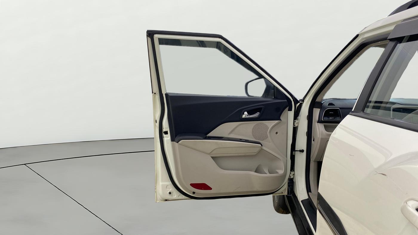 2022 Mahindra XUV300 W8 (O) 1.5 DIESEL, Diesel, Manual, 1,47,204 km, LHS Front Door