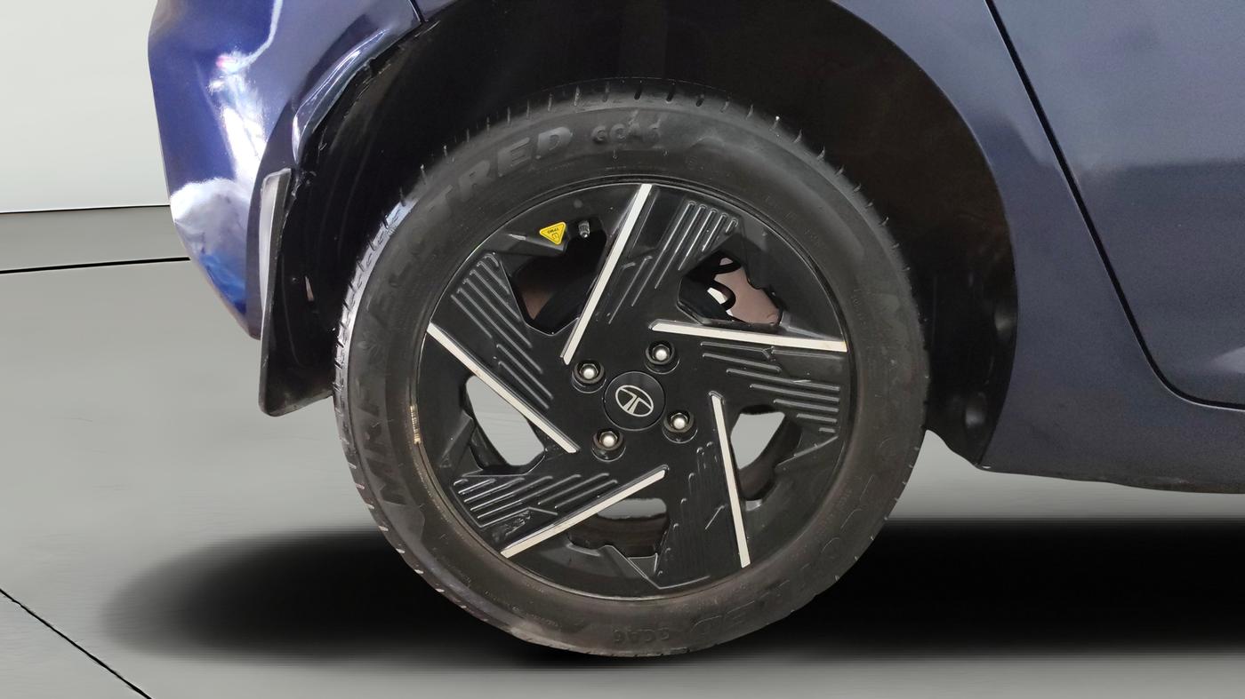 2025 Tata ALTROZ Accomplished Plus S Petrol 6DCT, Petrol, Automatic, 19,943 km, Right Rear Wheel
