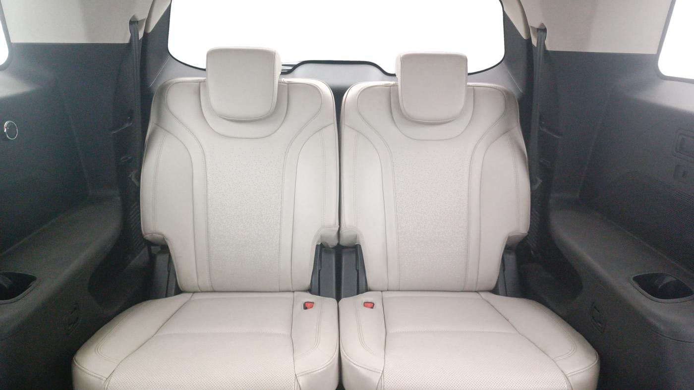 2023 Mahindra XUV700 AX 7 LUXURY P AT 7 STR, Petrol, Automatic, 42,955 km, Third Seat Row ( optional )