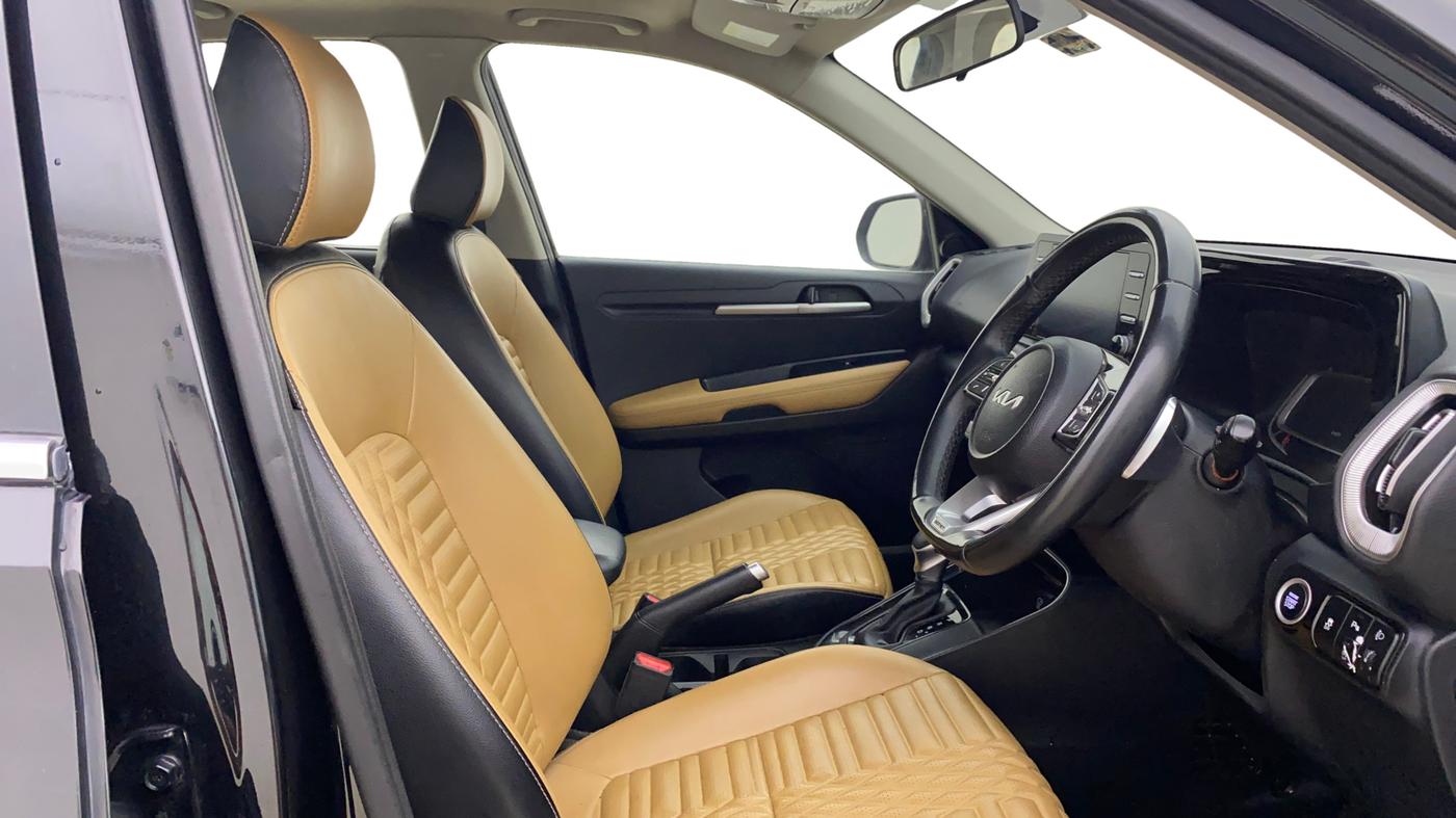 2024 KIA SONET HTX 1.5 AT, Diesel, Automatic, 61,870 km, Right Side Front Door Cabin
