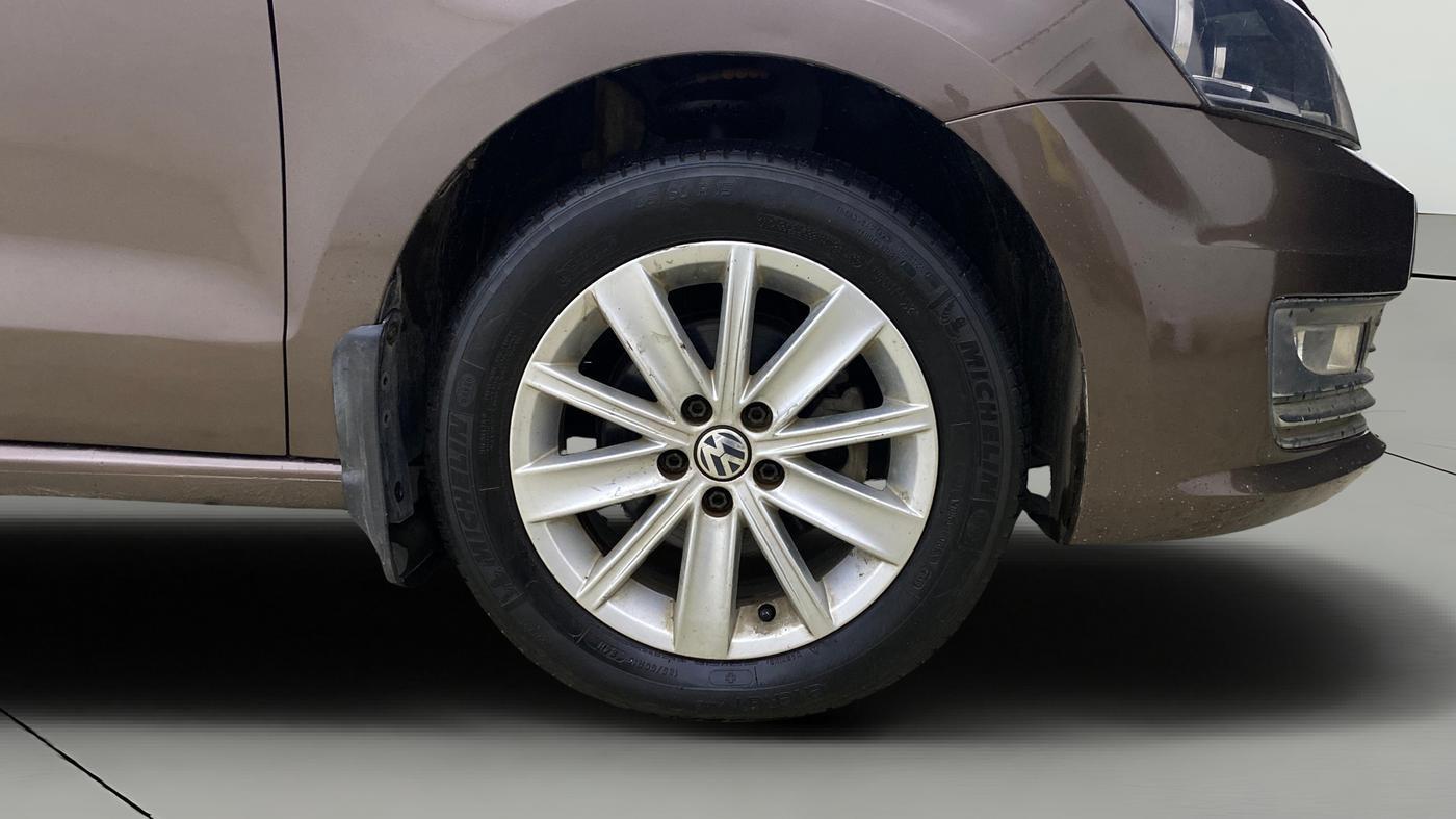 2015 Volkswagen Vento HIGHLINE PETROL AT, Petrol, Automatic, 20,273 km, Right Front Wheel