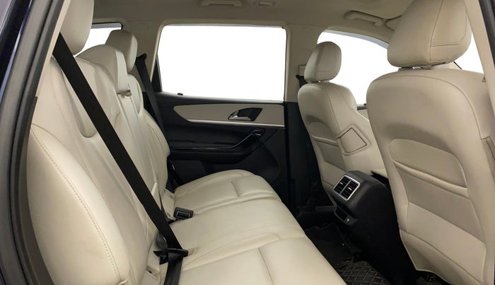 2022 Mahindra XUV700 AX 7 P AT 7 STR, Petrol, Automatic, 53,385 km, Right Side Rear Door Cabin