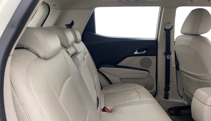 2021 Mahindra XUV300 W8 1.2 PETROL, Petrol, Manual, 62,330 km, Right Side Rear Door Cabin