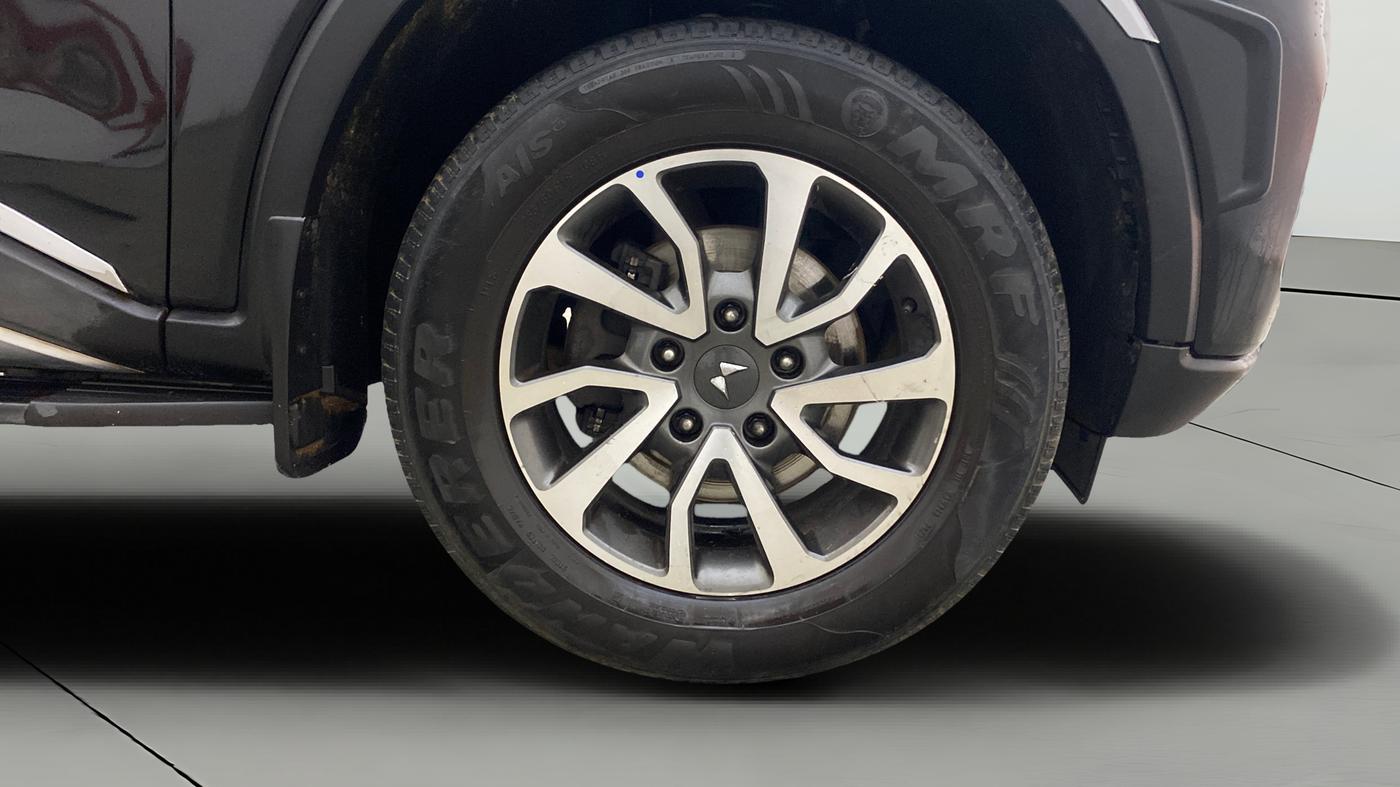 2023 Mahindra SCORPIO-N Z8 DIESEL AT 2WD 7 STR, Diesel, Automatic, 52,840 km, Right Front Wheel