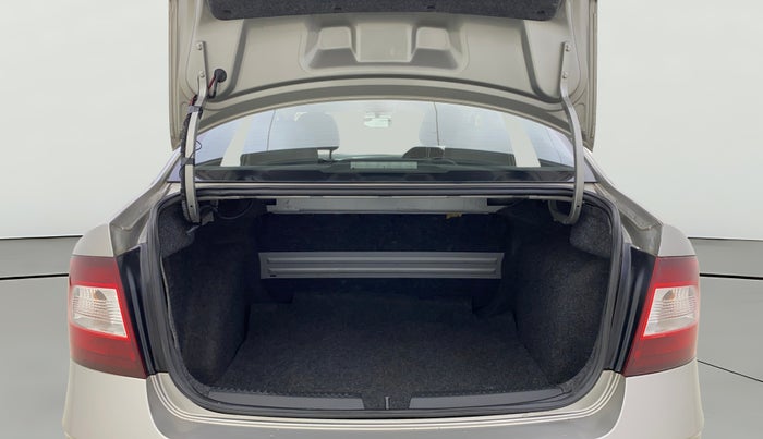 2017 Skoda Rapid AMBITION 1.6 MPI MT, Petrol, Manual, 84,228 km, Boot Open Zoomed View