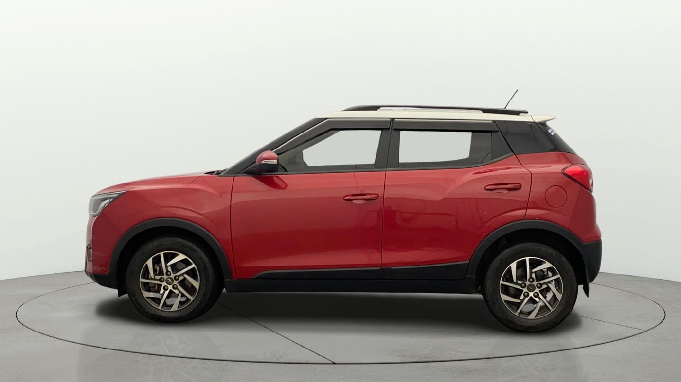 2022 Mahindra XUV300 W8 (O) 1.2 PETROL AMT DUAL TONE, Petrol, Automatic, 29,845 km, Left Side