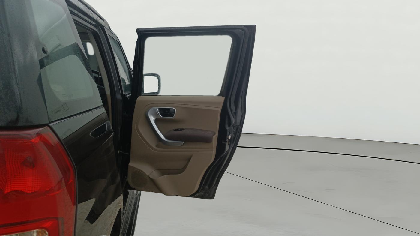 2015 Mahindra TUV300 T8, Diesel, Manual, 1,30,605 km, RHS Rear Door