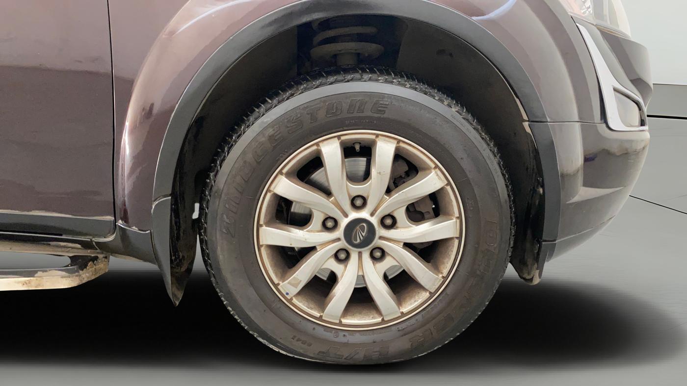 2018 Mahindra XUV500 W10 AT, Diesel, Automatic, 99,702 km, Right Front Wheel