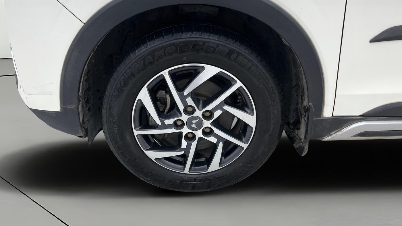 2023 Mahindra XUV300 W8 (O) 1.2 PETROL AMT, Petrol, Automatic, 44,587 km, Left Front Wheel