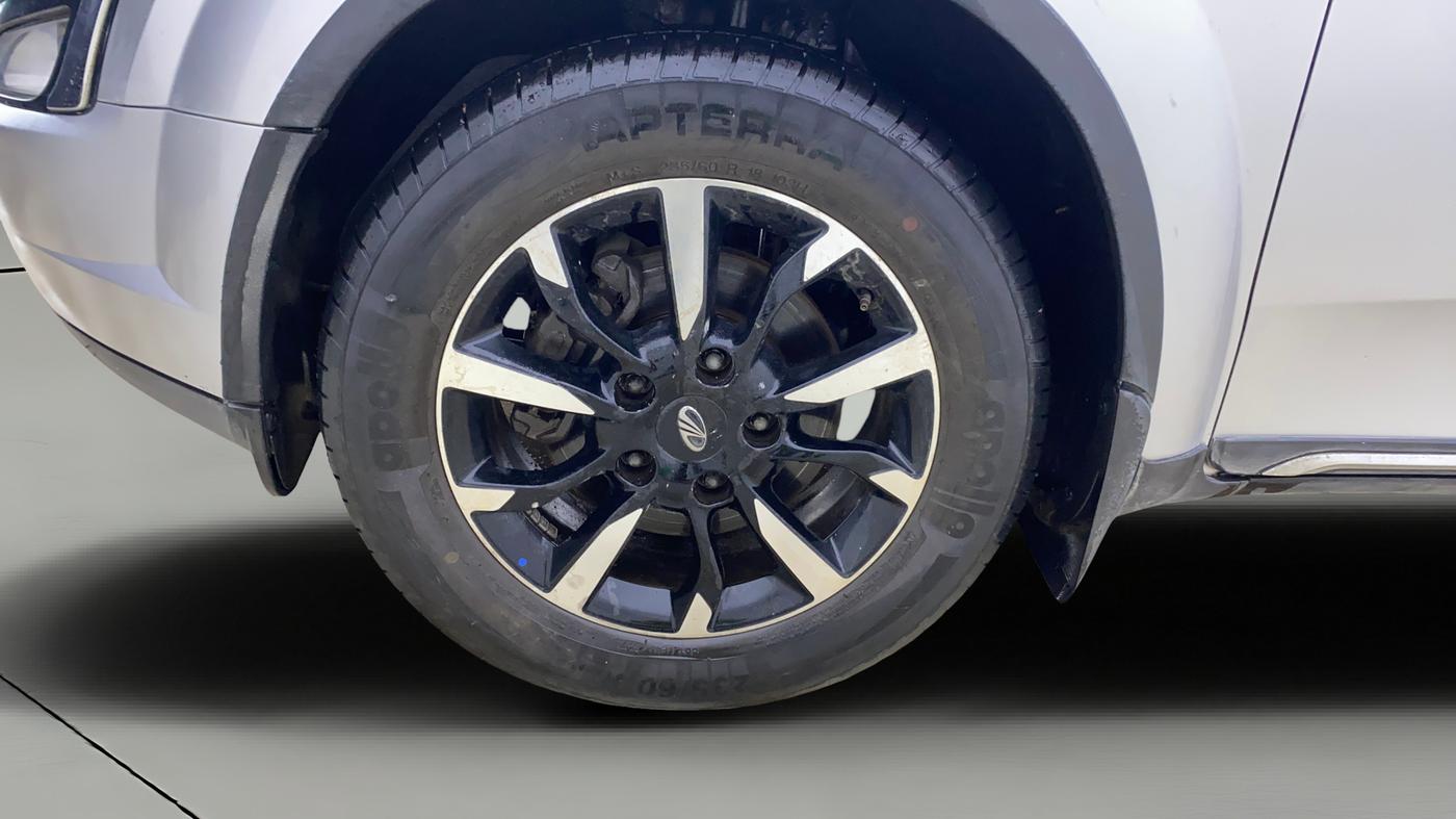 2019 Mahindra XUV500 W11, Diesel, Manual, 1,08,000 km, Left Front Wheel
