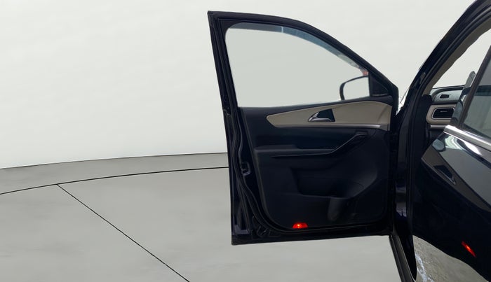 2022 Mahindra XUV700 AX 7 LUXURY P AT 7 STR, Petrol, Automatic, 89,205 km, LHS Front Door