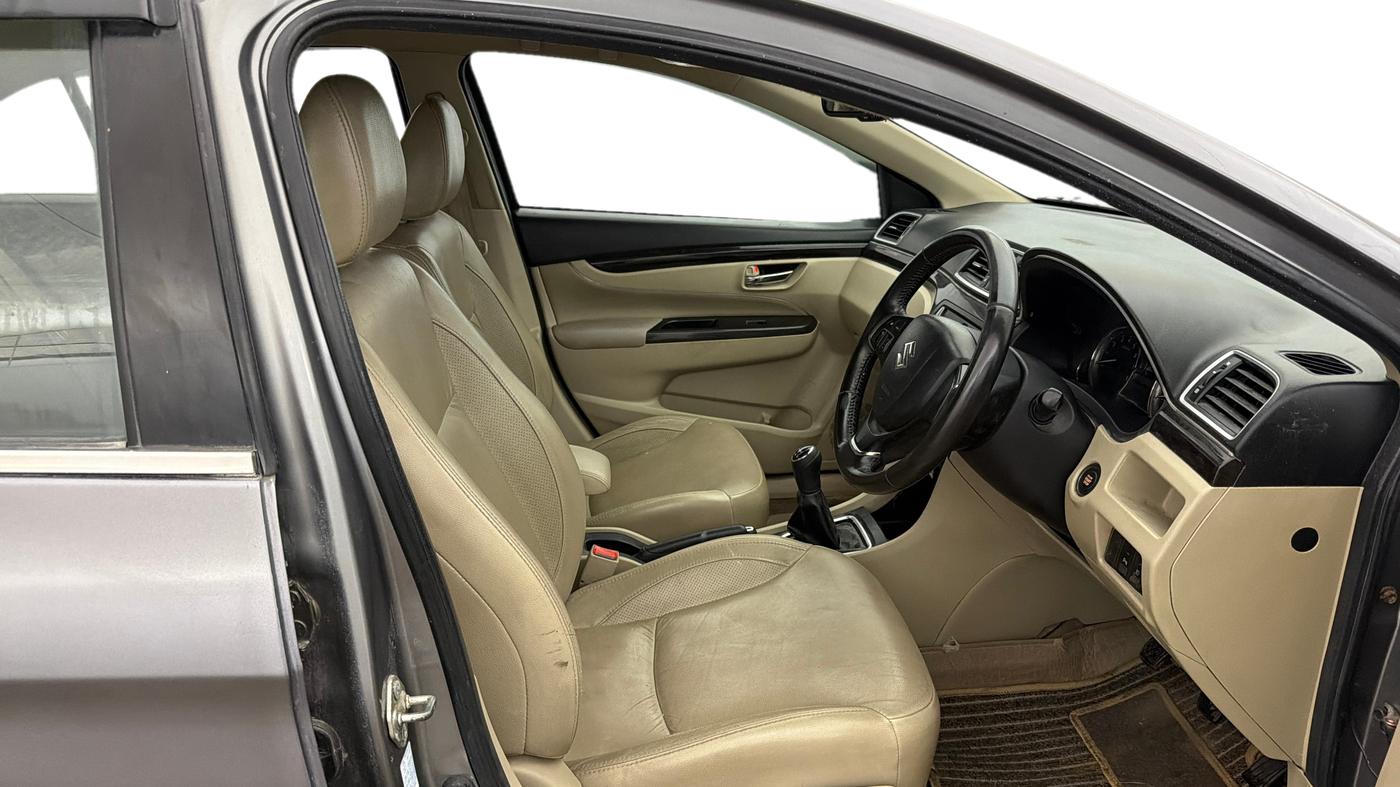2016 Maruti Ciaz ZXI+, Petrol, Manual, 50,796 km, Right Side Front Door Cabin