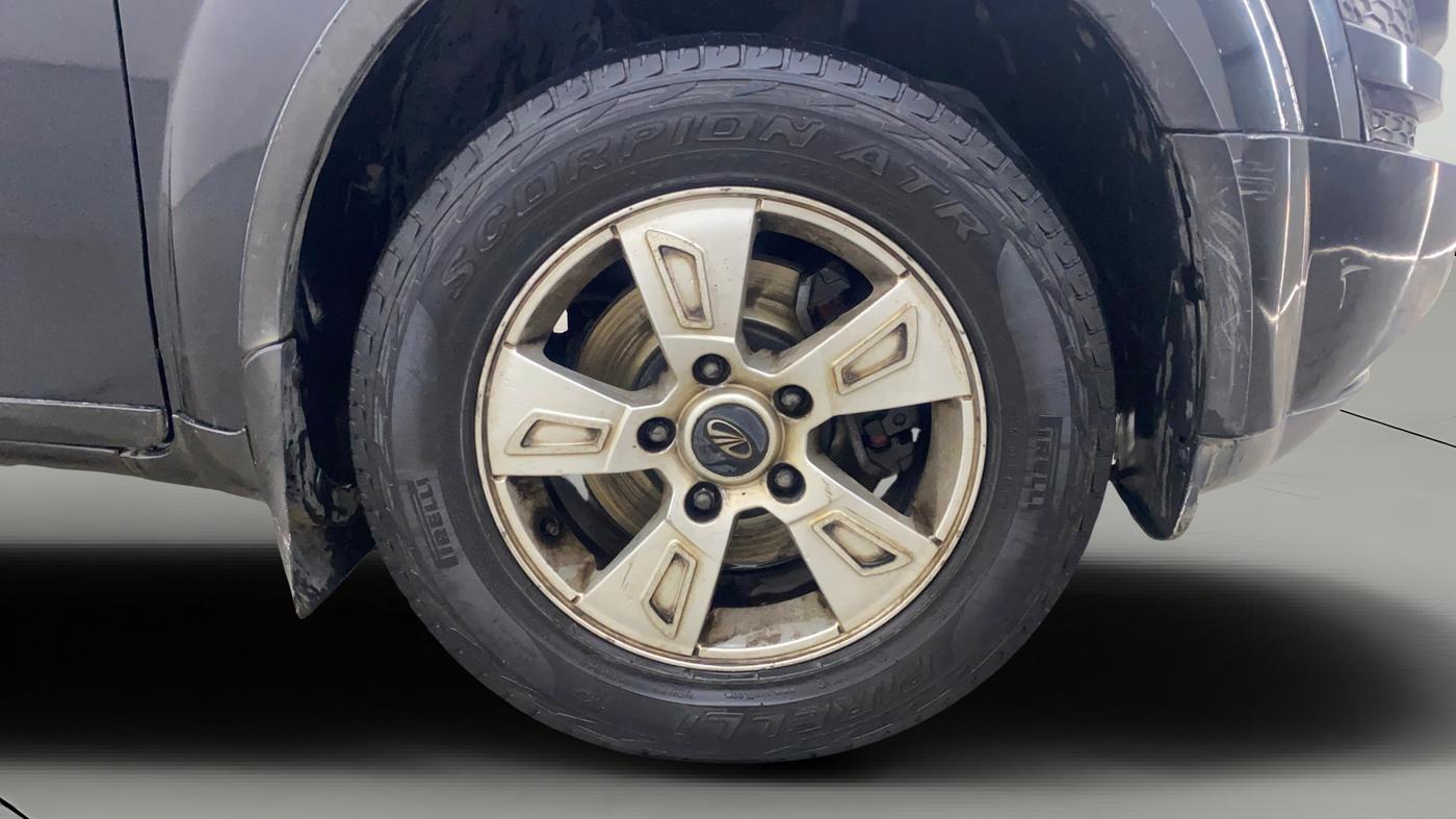 2012 Mahindra XUV500 W8, Diesel, Manual, 1,39,724 km, Right Front Wheel