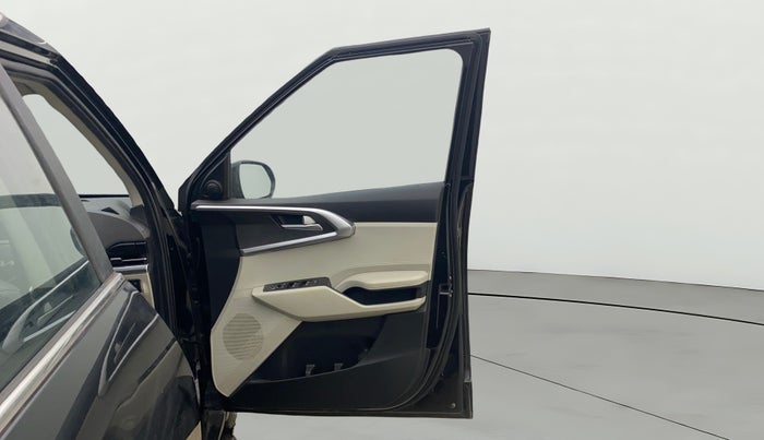 2022 KIA CARENS PRESTIGE PLUS 1.4 PETROL 7 STR, Petrol, Manual, 37,844 km, RHS Front Door