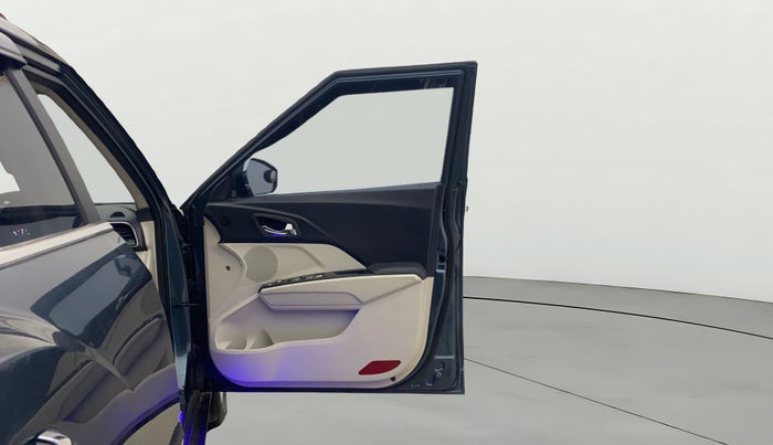 2021 Mahindra XUV300 W8 1.2 PETROL, Petrol, Manual, 20,674 km, RHS Front Door