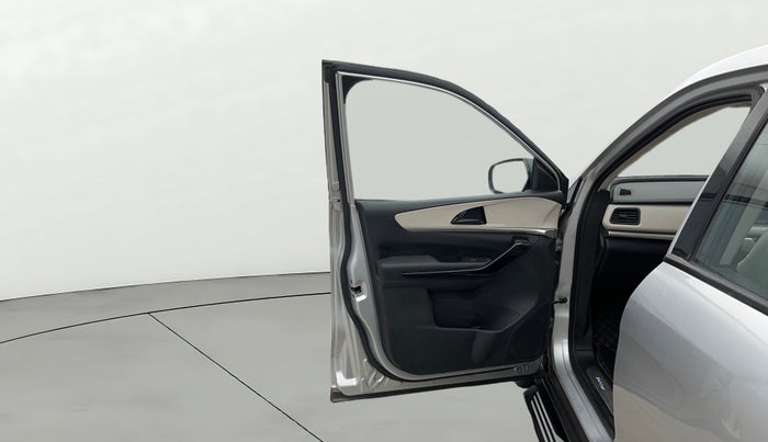 2022 Mahindra XUV700 AX 5 D AT 7 STR, Diesel, Automatic, 65,725 km, LHS Front Door