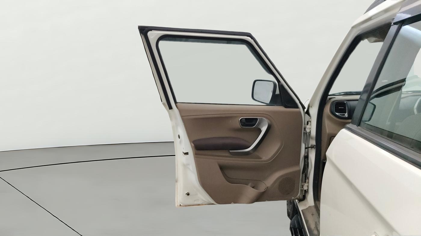 2019 Mahindra TUV300 T10, Diesel, Manual, 61,847 km, LHS Front Door