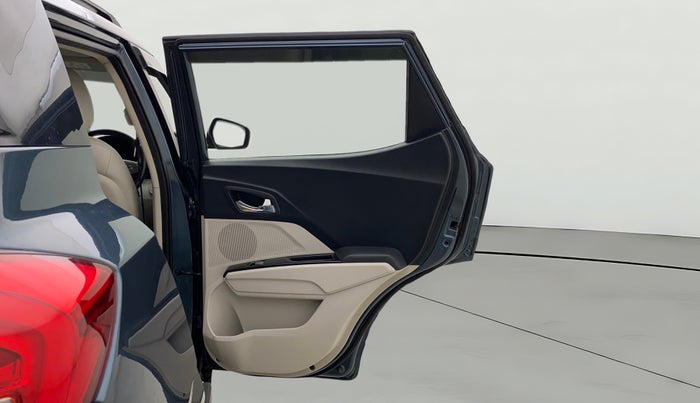 2021 Mahindra XUV300 W8 (O) 1.2 PETROL AMT, CNG, Automatic, 39,619 km, RHS Rear Door