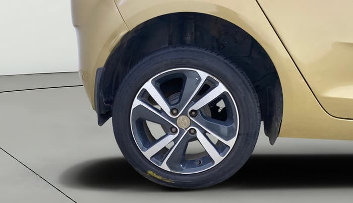 2020 Tata ALTROZ XZ PETROL, Petrol, Manual, 34,743 km, Right Rear Wheel