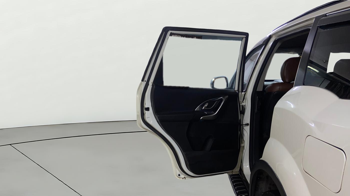 2020 Mahindra XUV500 W7, Diesel, Manual, 30,472 km, LHS Rear Door