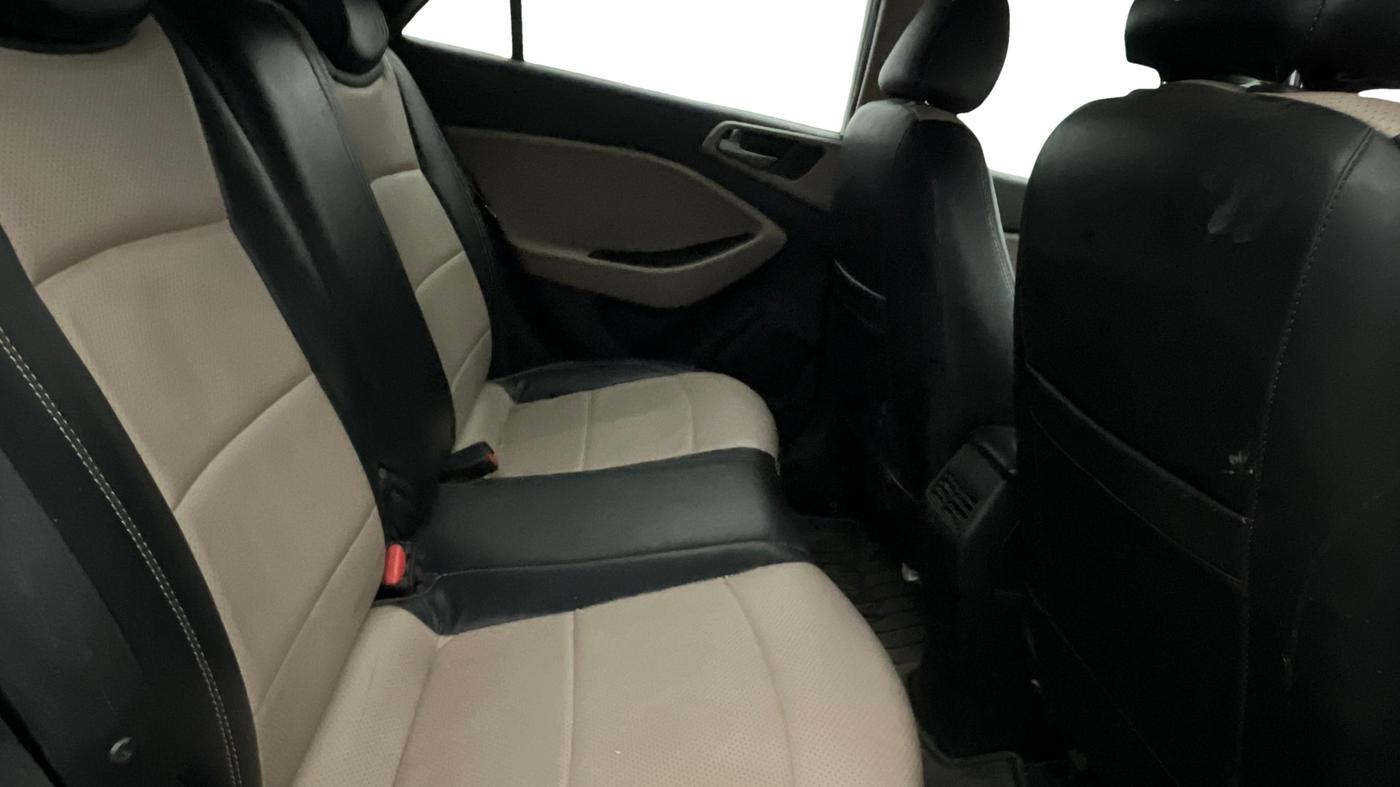 2015 Hyundai Elite i20 ASTA 1.2, Petrol, Manual, 1,08,297 km, Right Side Rear Door Cabin