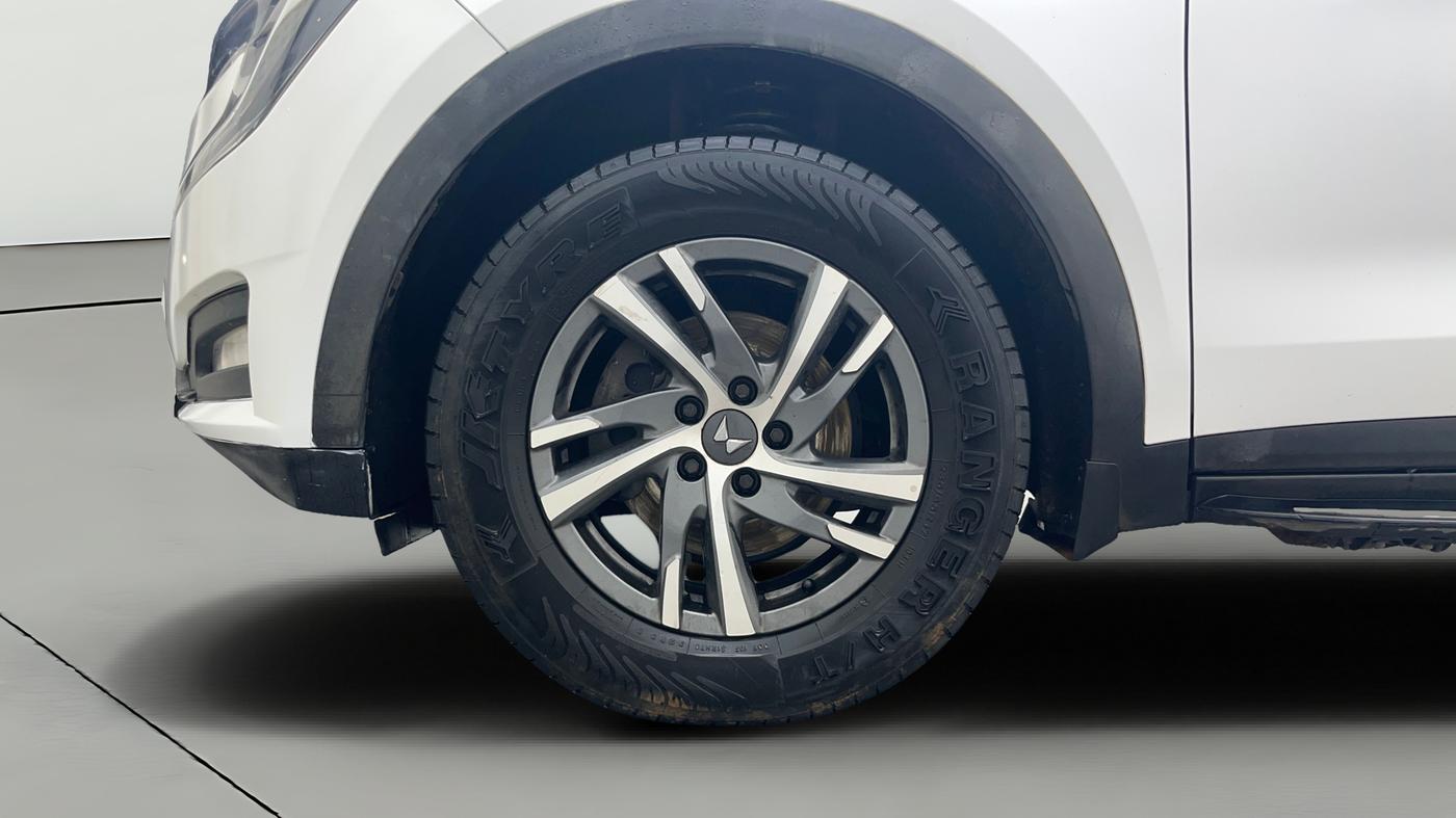 2023 Mahindra XUV700 AX 5 D AT 7 STR, Diesel, Automatic, 1,26,913 km, Left Front Wheel
