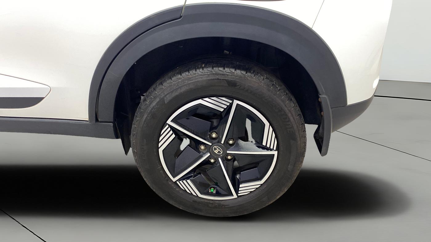 2023 Tata NEXON FEARLESS + SUNROOF DCA DUAL TONE 1.2 PETROL, Petrol, Automatic, 27,989 km, Left Rear Wheel
