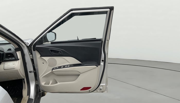 2023 Mahindra XUV300 W6 1.2 PETROL, Petrol, Manual, 38,391 km, RHS Front Door