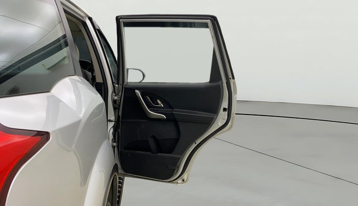 2021 Mahindra XUV500 W9, Diesel, Manual, 1,00,157 km, RHS Rear Door