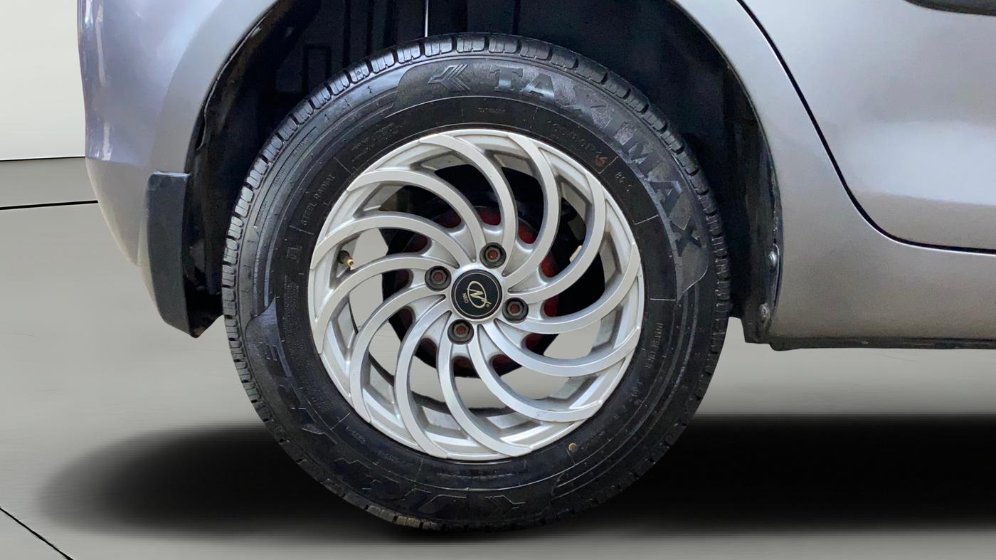 2014 Maruti Swift VXI, Petrol, Manual, 41,971 km, Right Rear Wheel