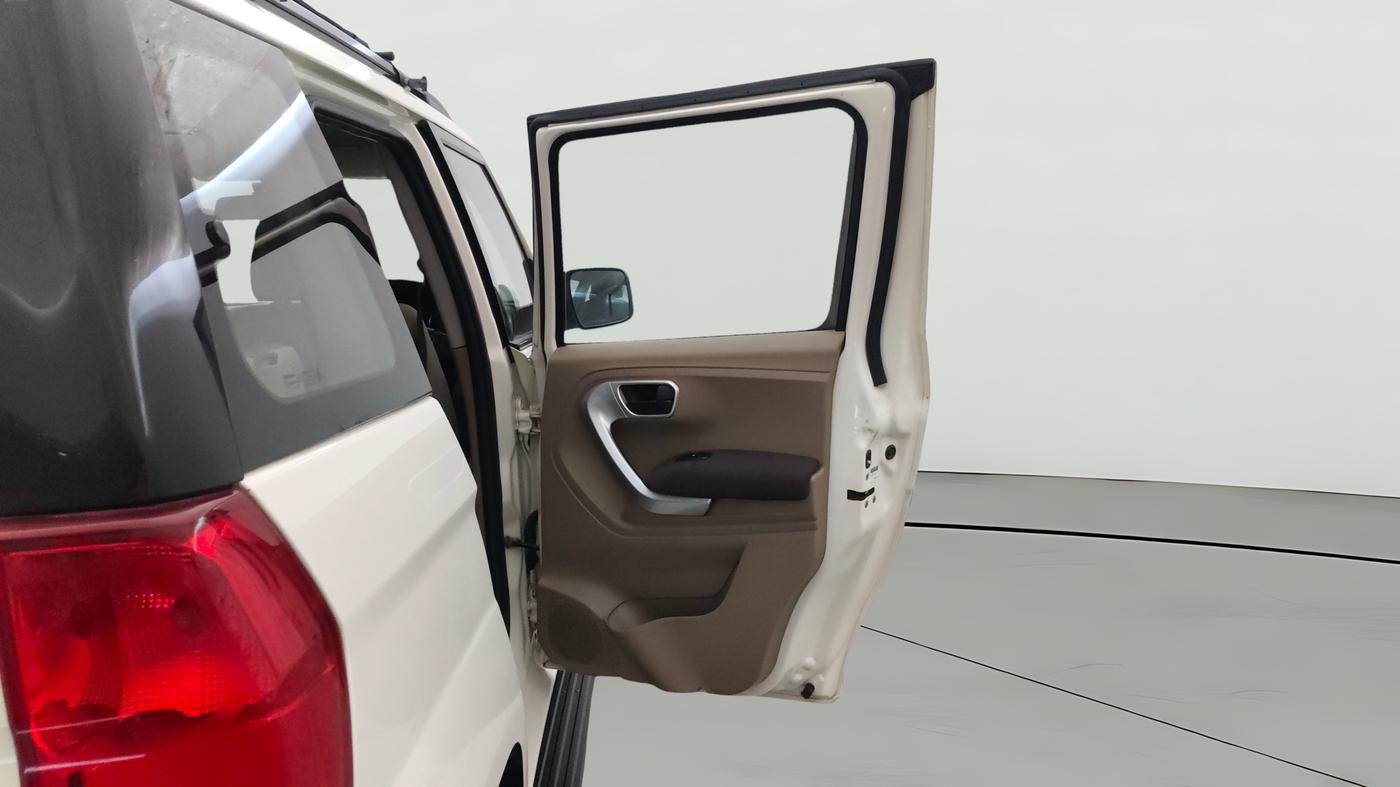 2016 Mahindra TUV300 T8, Diesel, Manual, 1,12,896 km, RHS Rear Door