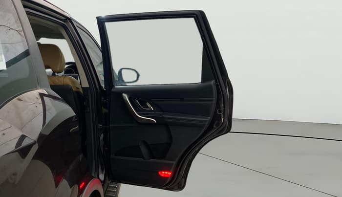 2018 Mahindra XUV500 W11 AT, Diesel, Automatic, 29,981 km, RHS Rear Door