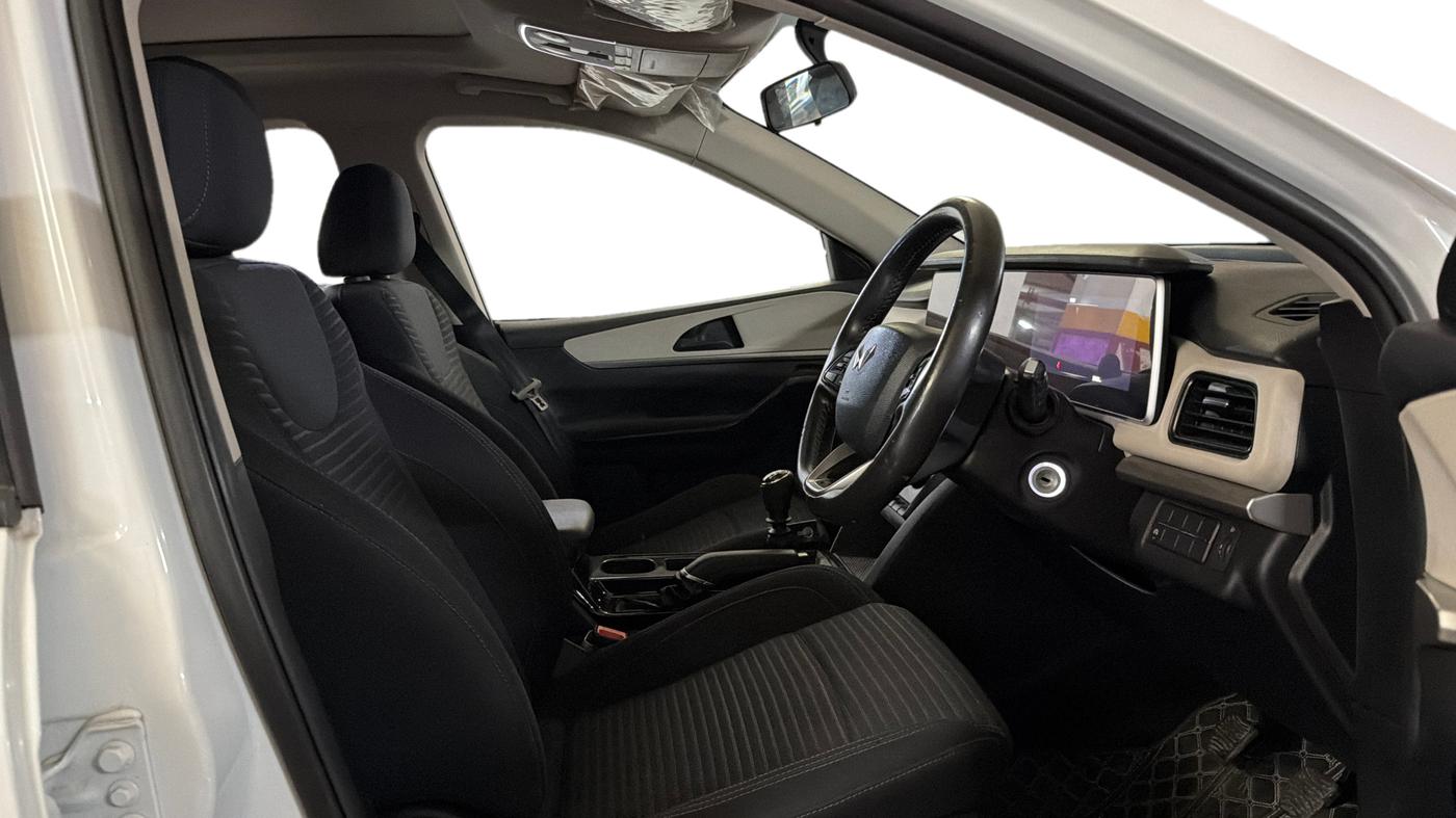 2024 Mahindra XUV700 AX 5 P MT 7 STR, Petrol, Manual, 39,411 km, Right Side Front Door Cabin