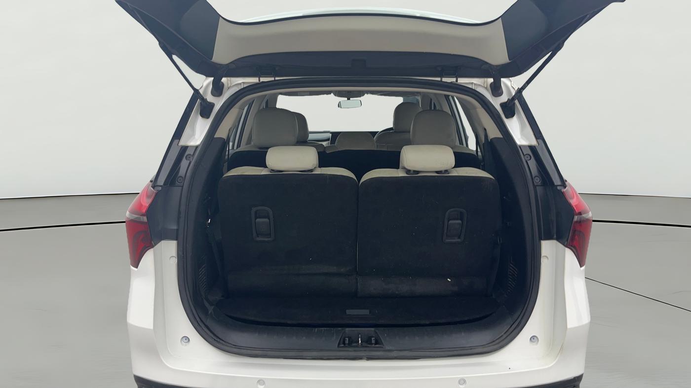 2023 Mahindra XUV700 AX 5 D AT 7 STR, Diesel, Automatic, 1,26,913 km, Boot Open Zoomed View